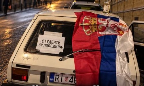 Kultni Yugo, srpska zastava i neobična poruka: Fotografija iz Rijeke obišla regiju