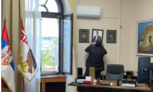 VIDEO Vučićeve fotografije skidaju se sa zidova institucija diljem Srbije: Pogledajte prizore
