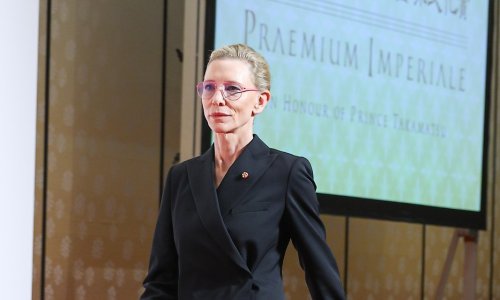 Cate Blanchett demonstrirala moć crnog odijela: Kožne hlače i ružičaste naočale za modni mat u jednom potezu