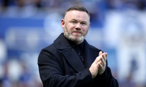 Wayne Rooney zaspao na afričkom suncu pa u studiju osvanuo s licem koje je postalo hit na društvenim mrežama