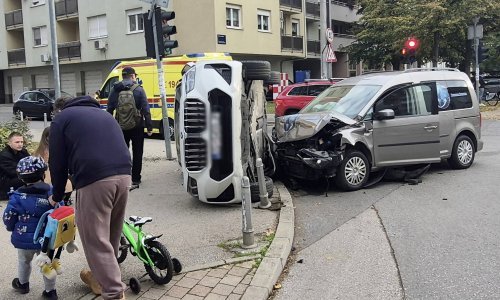 FOTO Težak sudar na zagrebačkoj Knežiji: Automobil završio na boku