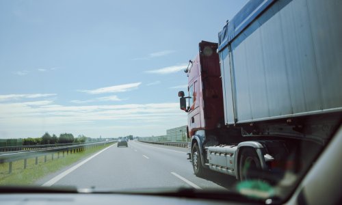 Pretječete kamion? Ovaj trenutak može biti posebno opasan kad zapuše vjetar
