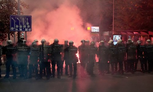 Šok-bombe, vodeni top i ljudi u crnom: Što se događalo iza kulisa Vučićeva izbornog poraza?