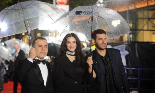 Turski zavodnik iz 'Tajni prošlosti' i supruga Iman očarali Tokio na premijeri filma s Evom Green