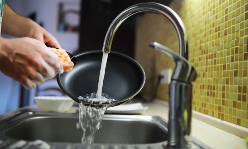 Ovaj kuhinjski trik mogao bi vas spasiti mukotrpnog ribanja: Potrebno vam je ono što već imate kod kuće
