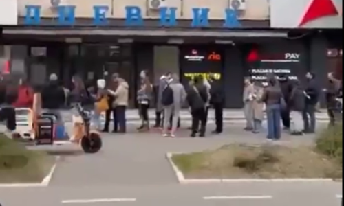 VIDEO Širi se snimka iz Novog Sada: Banci oduzeta dozvola, pogledajte kakav kaos je nastao