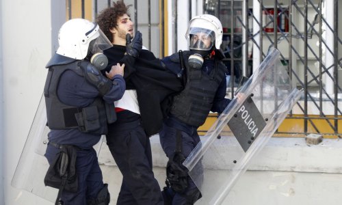 Nasilje na prosvjedima u Tirani: Zapalili kante i kamenjem gađali policiju