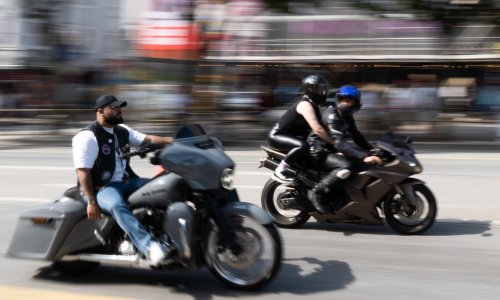 Motociklist ispred vas ispružio je lijevu ruku i spustio dlan? Ovaj znak može biti važno upozorenje