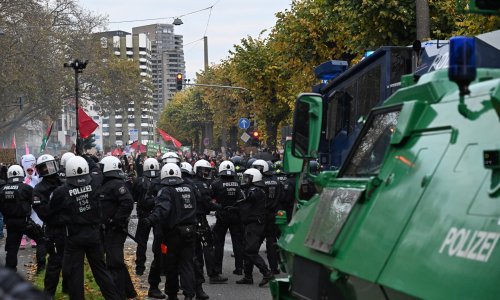 VIDEO Masovni prosvjedi diljem Francuske: Neki prosvjedovali u kostimima, policija smirivala nerede