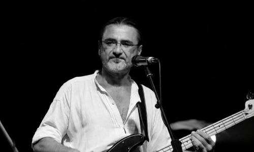 Hrvatska glazba ostala bez još jedne legende: Preminuo Mišo Hrnjak, basist kultne Azre