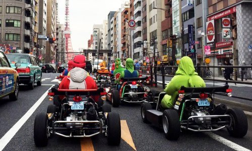 Jurcala s imitacijom vozila iz Super Mario Karta i zabila se u policijski kiosk