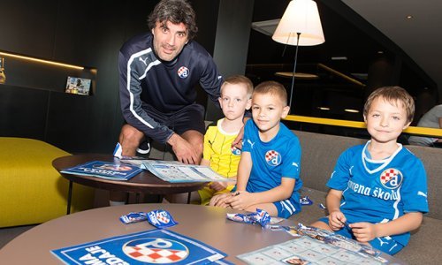 Mamić s klincima lijepio sličice u novi Dinamov album