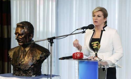 Grabar Kitarović prozvala Josipovića da samo dijeli odličja i promaknuća