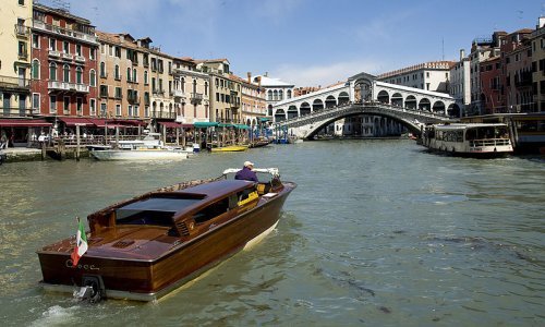 Bosanac ukrao trajekt i zabio se u zid groblja