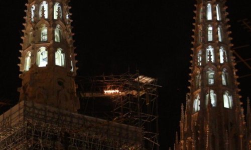 Lampion zapalio skelu na katedrali u Zagrebu