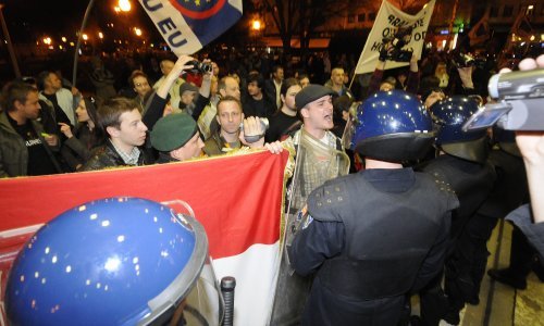 HDZ-ovci na 'veselici', prosvjednici u 'marici'