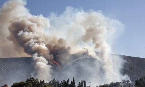 Požar blizu Atene zaprijetio kućama