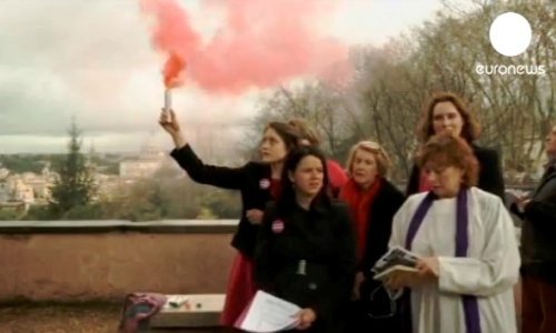 Žene pustile ružičasti dim iznad Vatikana