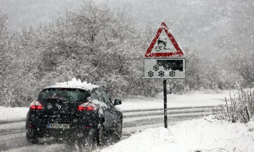 Snijeg otežava promet diljem Hrvatske, dvije nesreće u Karlovačkoj županiji