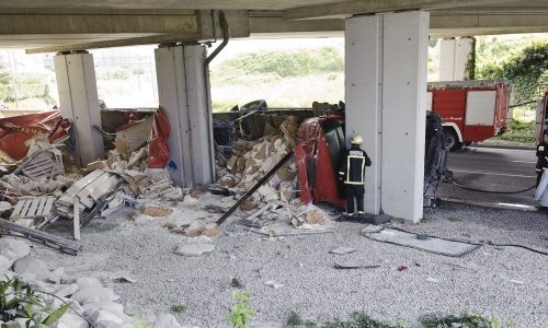 Kamion udario u auto i u nadvožnjak