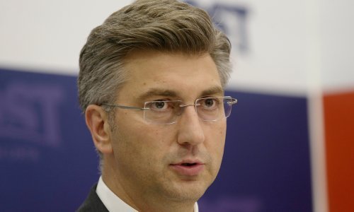 Prometno u HDZ-u: Stigli Valentić, Gregurić, ali i Pupovac