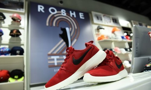 Dobit Nikea oštro pala zbog snažne konkurencije Adidasa i Under Armoura