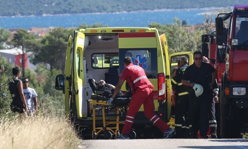 Na Dalmatini se sudarili tegljač i cisterna s gorivom, vatrogasci sat vremena izvlačili vozača