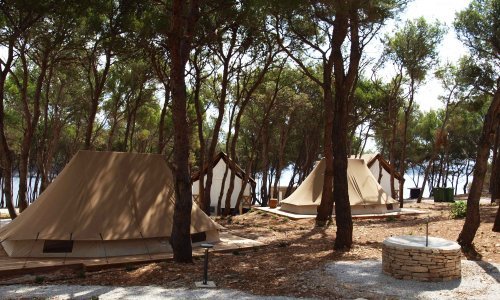 Došle struja i voda, Obonjan čeka prve goste