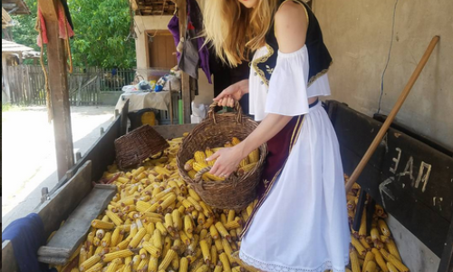 Pastoralan odmor Andreje Pejić u srpskom selu Vojska