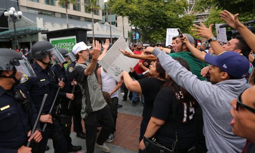 Neredi na Trumpovu skupu, 13 uhićenih 18 ozlijeđenih