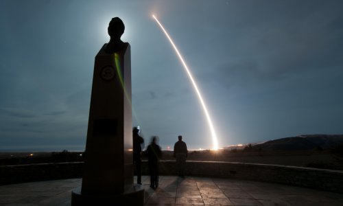 Demokrati predlažu zakon koji bi Trumpu maknuo prst s nuklearnog obarača