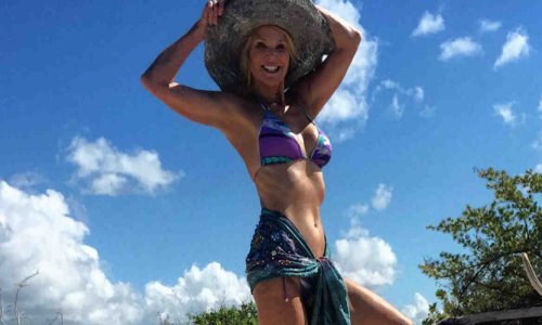 Vječno mlada ljepotica i u 64. nosi bikini kao da joj je 20