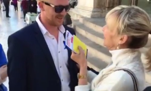 Mladež HDZ-a Ingrid Antičević uručila priručnik za učenje engleskog