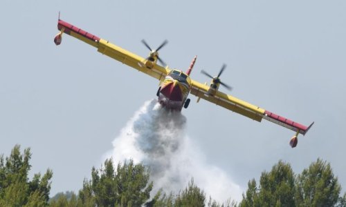 Tri kanadera brane Ponikve, i dalje gori na Pelješcu i Korčuli