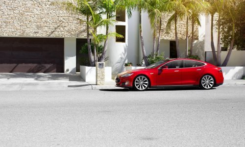 Tesla ima gubitak od 700 milijuna dolara. Dionica skočila 16 posto