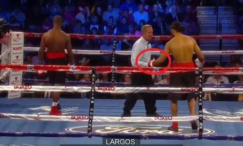 Bizarno! Meč prekinut na nekoliko sekundi, boksaču ispao...