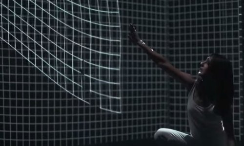 Pogledajte kako plesačica savija svjetlost