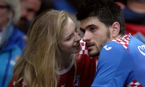 Djevojke i supruge tješile naše rukometaše nakon poraza