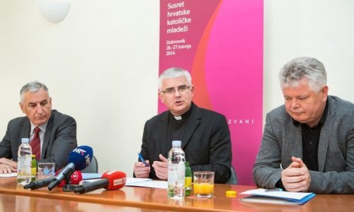 Biskup Uzinić odbio igrati u predizbornoj sapunici