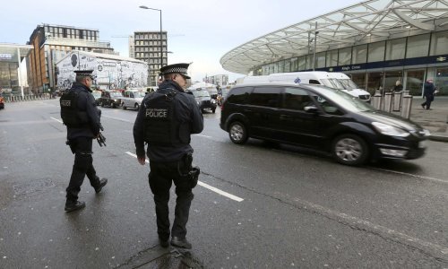 Francuska usvojila novi protuteroristički zakon koji olakšava pretrese i zatvaranje bogomolja