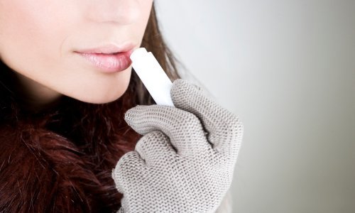 Njeguju li balzami usne ili ih još više isušuju