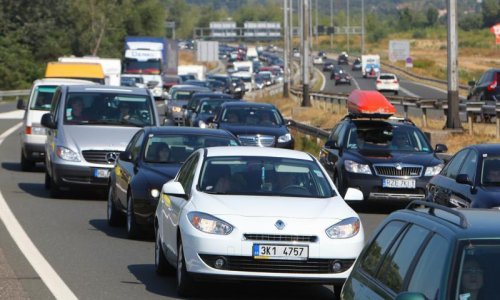 Velike gužve pred ulazom u Zagreb i magla na cestama usporavaju promet