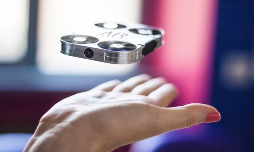 Što kažete na maskicu za mobitel koja je ujedno i dron za selfije?