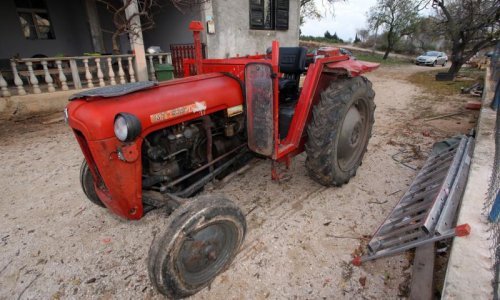 Dječak, vozeći brata, udario u kamion