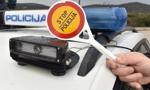 Mora li vam policajac uručiti kaznu za prometni prekršaj na licu mjesta?