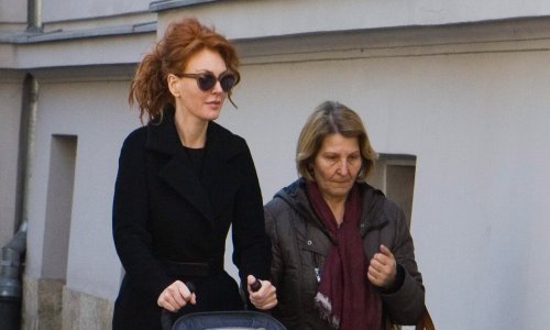 Sunčan dan izmamio Anu Karamarko u šetnju s kćerkicom