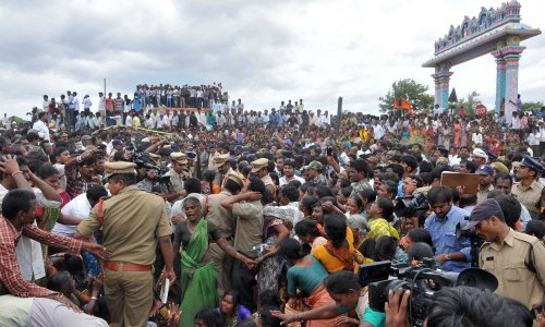 Vlak pokosio školski autobus, poginulo 20-oro djece