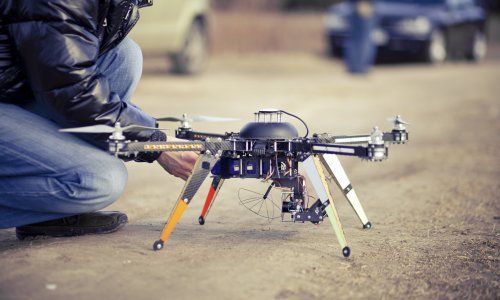 Dronovima švercaju drogu i porniće u zatvore