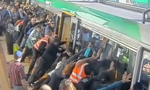 Čovjeku zapela noga; putnici podigli vlak!