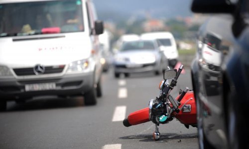 Vozio Mercedes u suprotnom smjeru i teško ozlijedio motocikliste